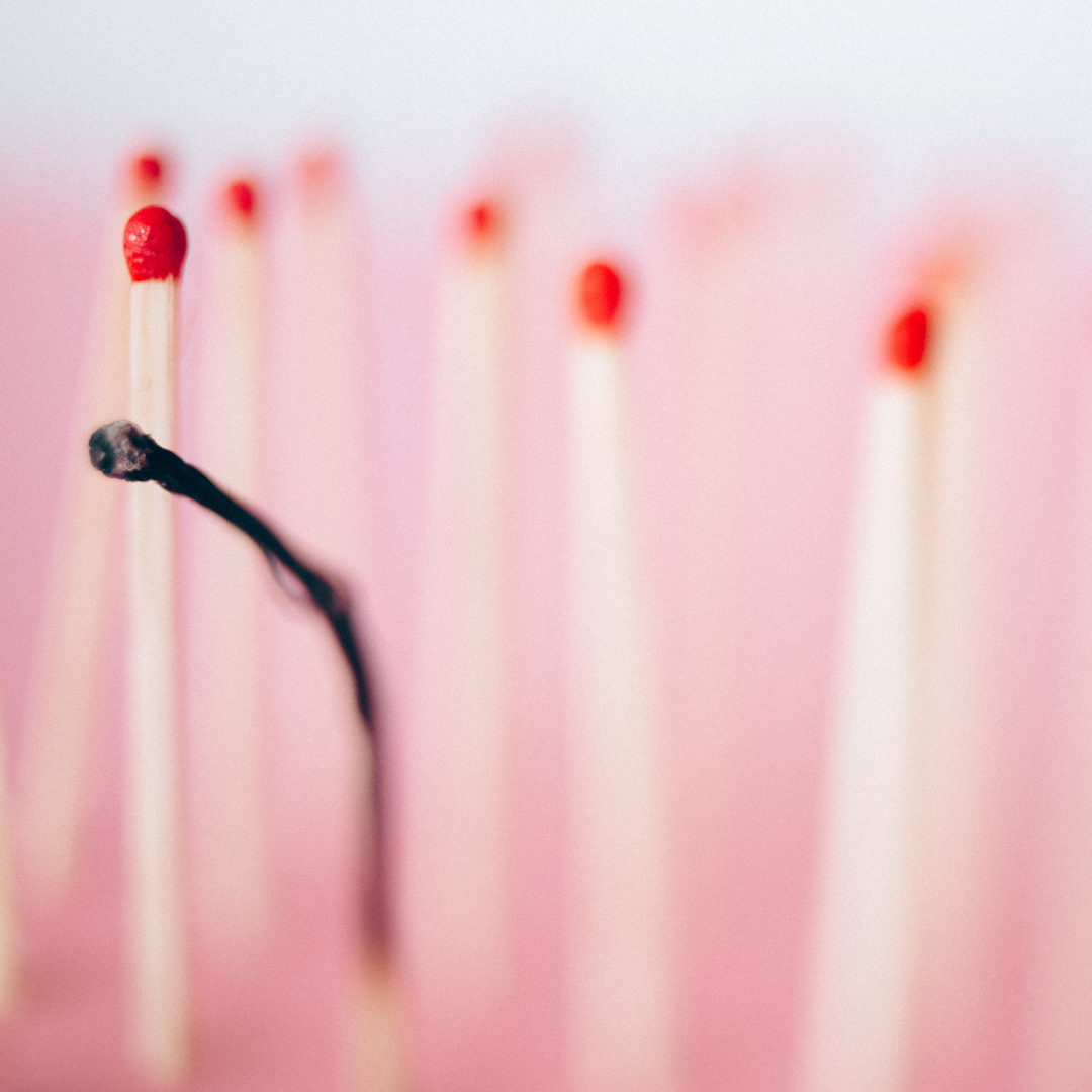 Si les causes de l’épuisement professionnel sont bien sûr multifactorielles et à rechercher du côté de facteurs externes à l’individu (la société, les conditions et l’organisation du travail), il n’en demeure pas moins que chaque individu dispose de ses propres ressources pour prévenir ce risque.  Pour cela, il doit d’abord bien se connaitre, savoir ce qui le déclenche, ce qui le ressource, identifier ses propres mécanismes de défense et oser exprimer et poser ses limites ou demander du soutien. L’estime et la confiance en soi, les « drivers » personnels, l’intelligence émotionnelle et relationnelle sont autant de clés pour se prémunir et s’adapter à des milieux professionnels aujourd’hui complexes et exigeants sur le plan physique, psychique et émotionnel.